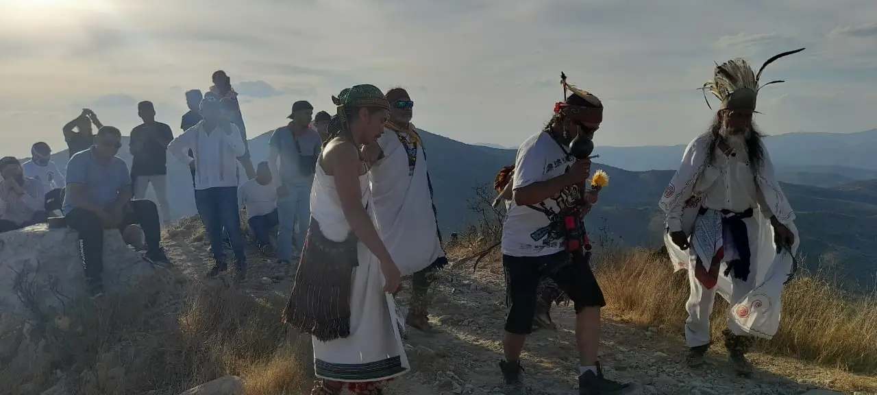 La Santa Cruz de la Peña de Bernal regresó a su sitial   Noticias