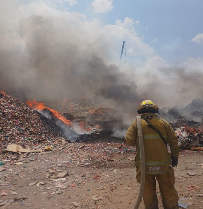 Más de cuatro horas para sofocar incendio en recicladora ...