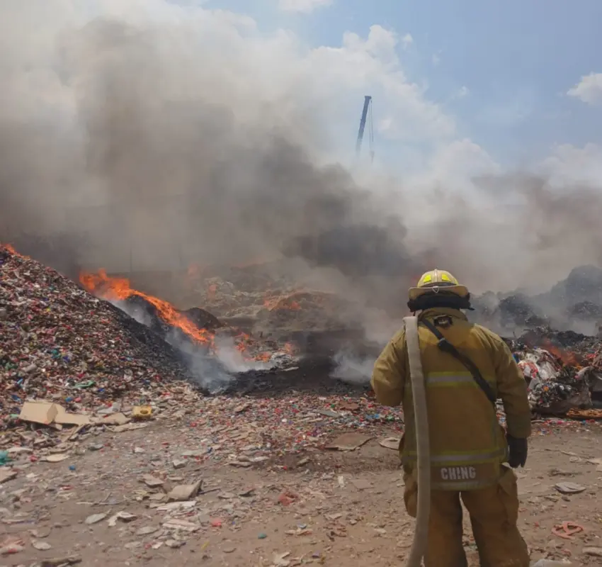Más de cuatro horas para sofocar incendio en recicladora