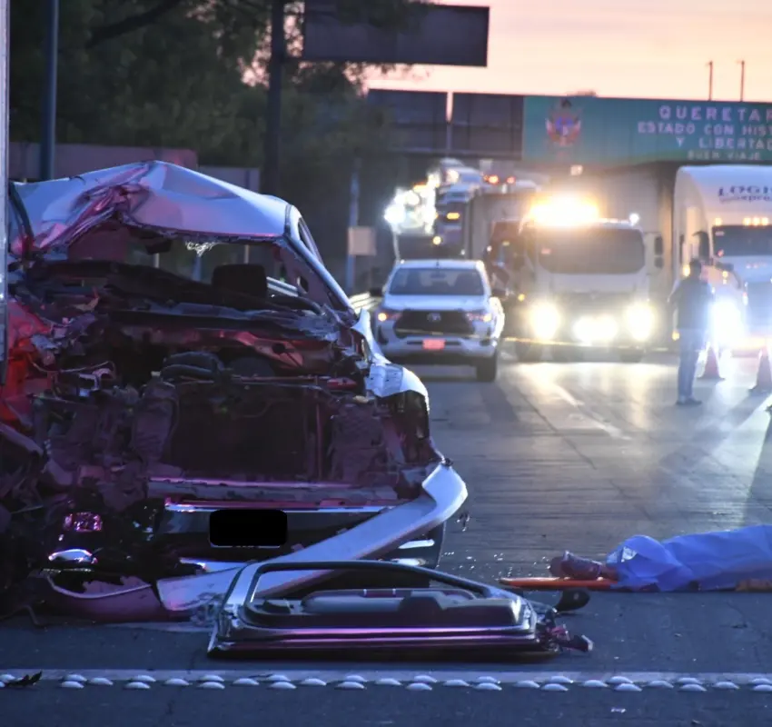 Muere matrimonio al estrellarse contra caja de tráiler