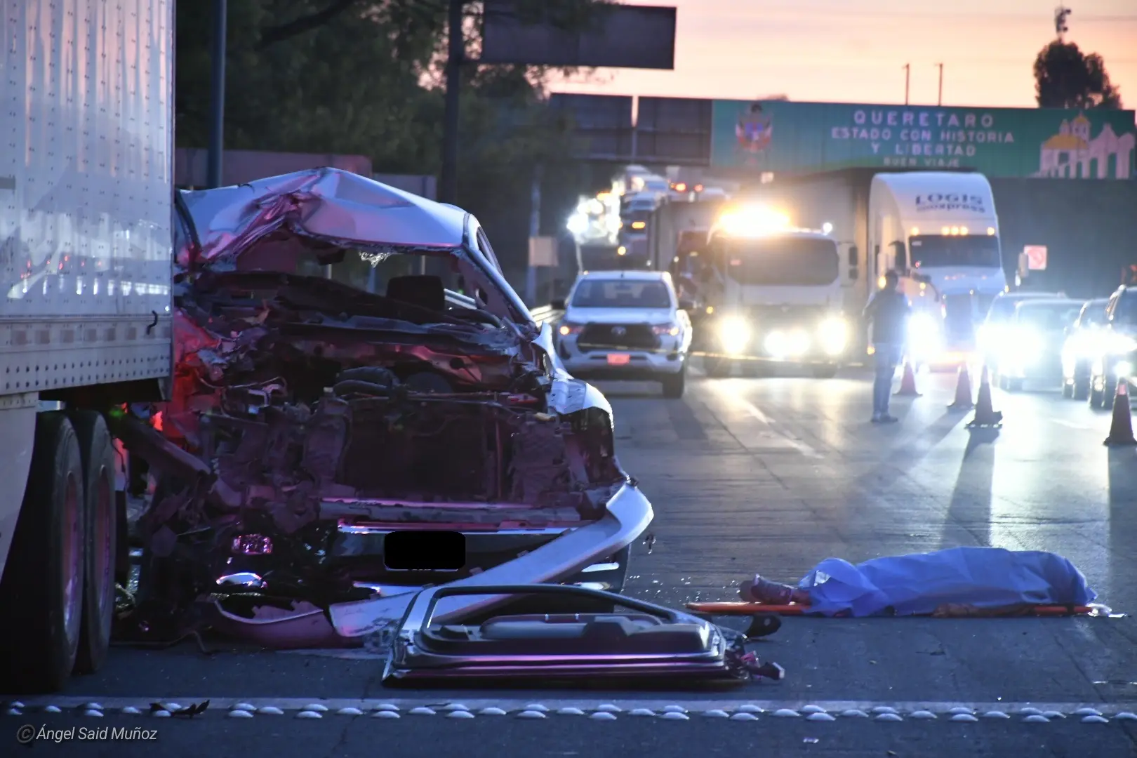 Muere matrimonio al estrellarse contra caja de tráiler   Noticias