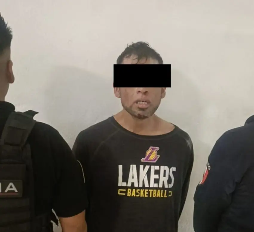 Policía de Ecatepec asegura a sujeto que prendió fuego a su casa