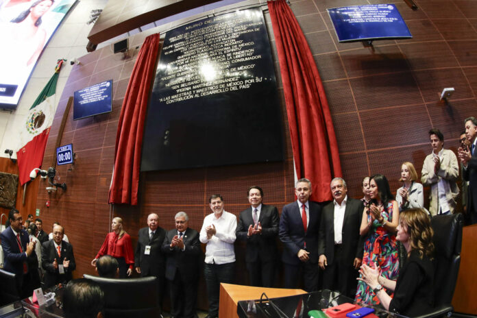 Reconoció Senado labor docente con inscripción en letras doradas ...