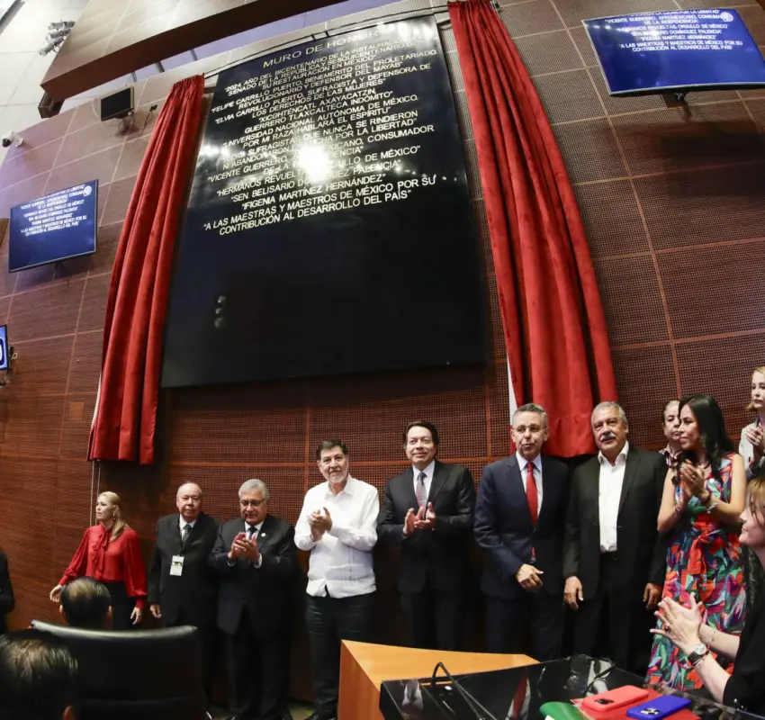 Reconoció Senado labor docente con inscripción en letras doradas