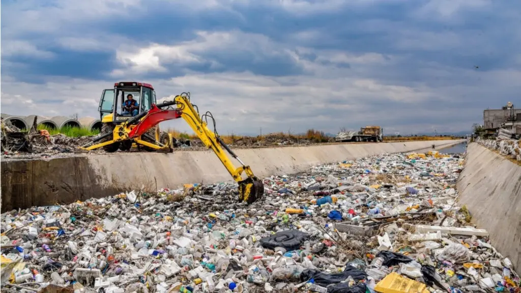 Retiran 15 toneladas de basura del canal de Chimalhuacán   Capital