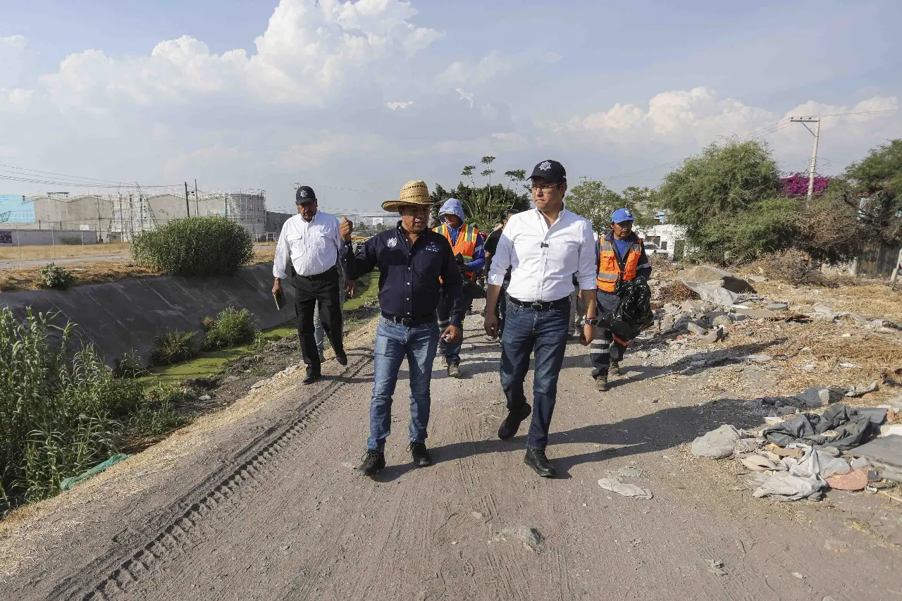 Supervisa Chepe Guerrero limpieza en drenes   Noticias de Querétaro