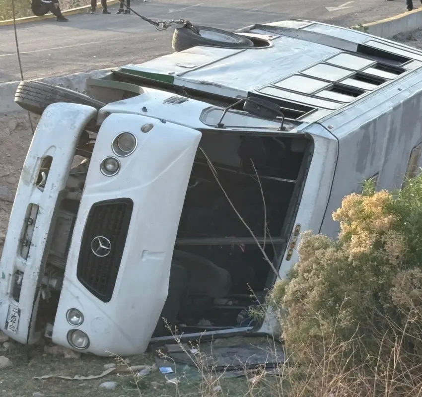 Vuelca camión de transporte de personal en Ajuchitlán, Colón