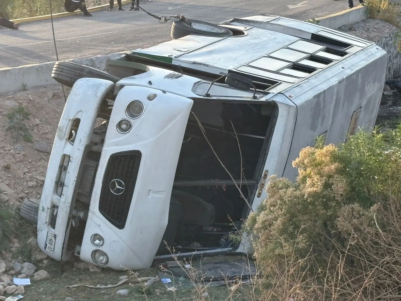 Vuelca camión de transporte de personal en Ajuchitlán Colón