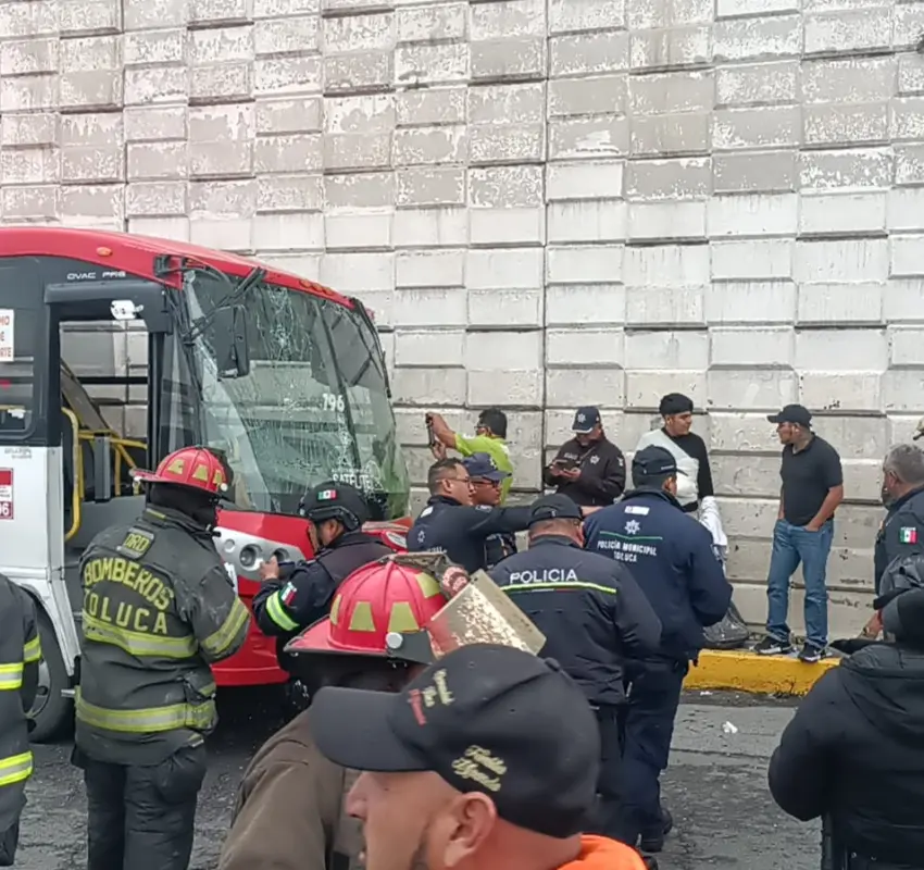Accidente de transporte público dejó 35 lesionados en Toluca
