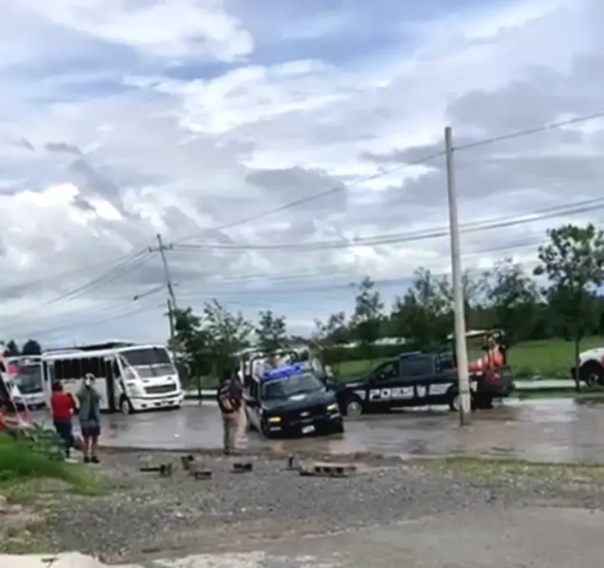 Anegamiento de agua paralizó la carretera estatal 200 desde Saldarriaga a Los Héroes en El Marqués