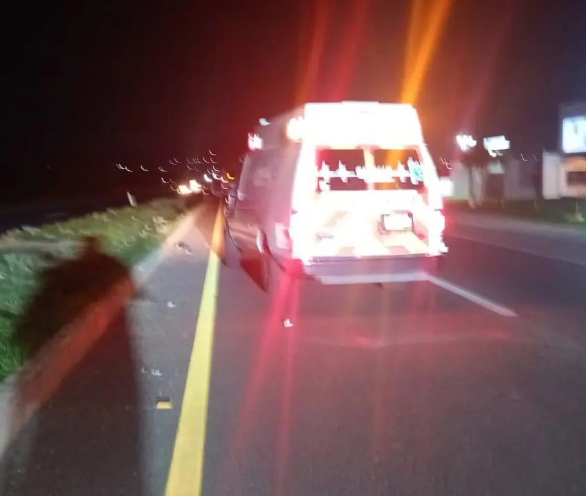 Auto choca contra la guarnición del camellón divisor