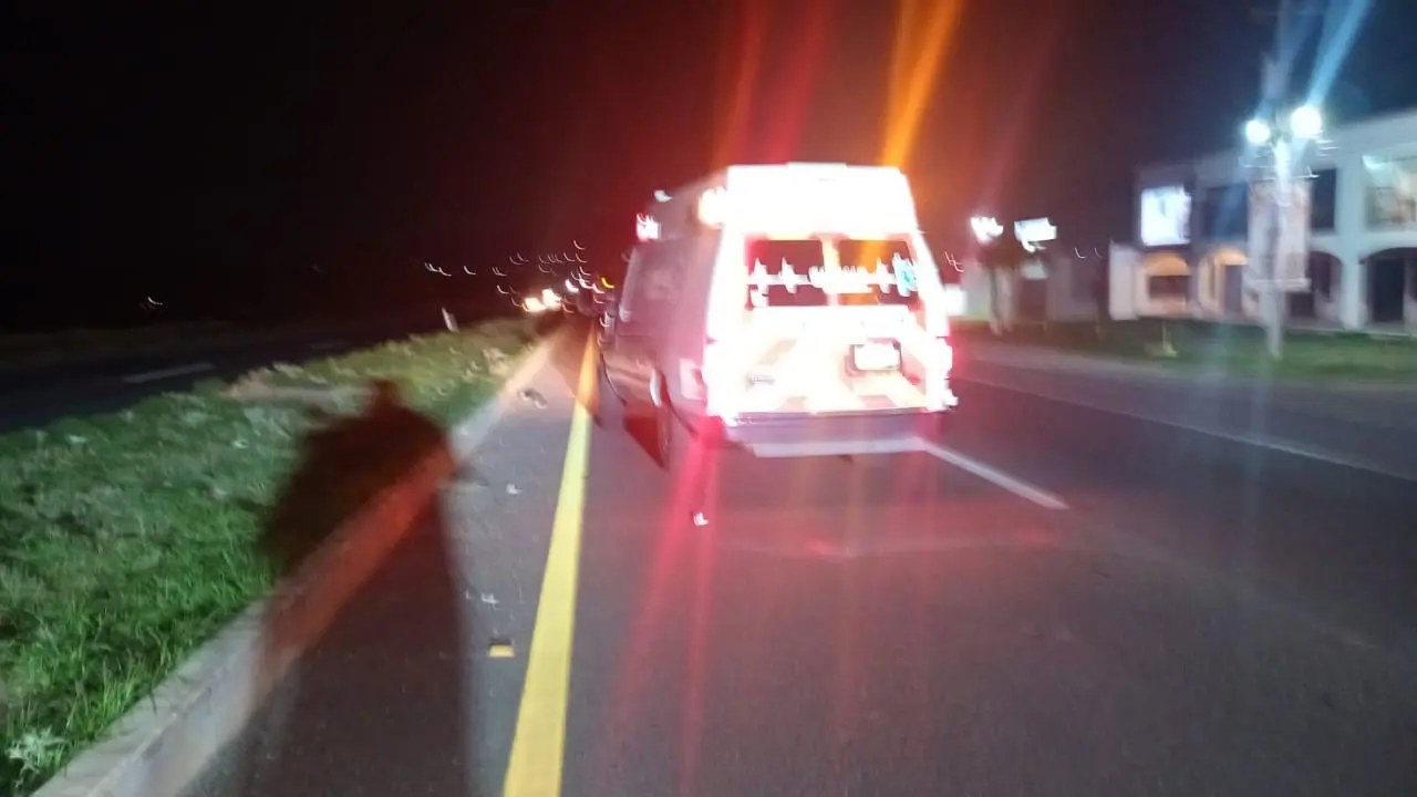 Auto choca contra la guarnición del camellón divisor   Noticias de
