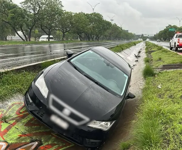 Automóvil terminó en canal sobre Paseo de la República