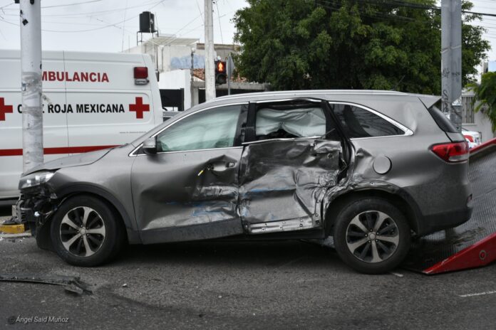 Automovilista quiso ganarle el paso a transporte público en una ...