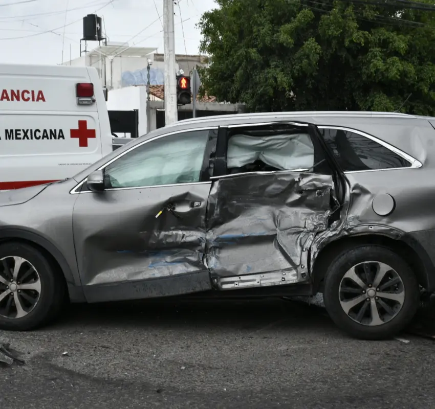 Automovilista quiso ganarle el paso a transporte público en una maniobra prohibida y ocasionó aparatosa colisión