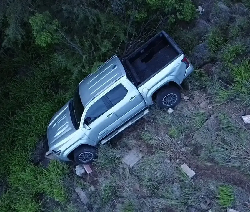 Automovilista terminó en un barranco tras pisar coladera