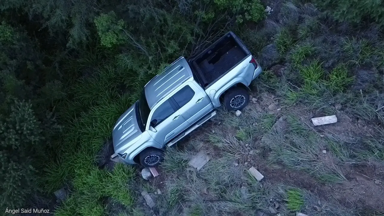 Automovilista terminó en un barranco tras pisar coladera