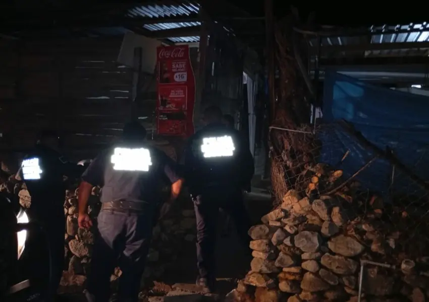 Auxilian a hombre que se atragantaba cuando consumía alimentos en la vía pública
