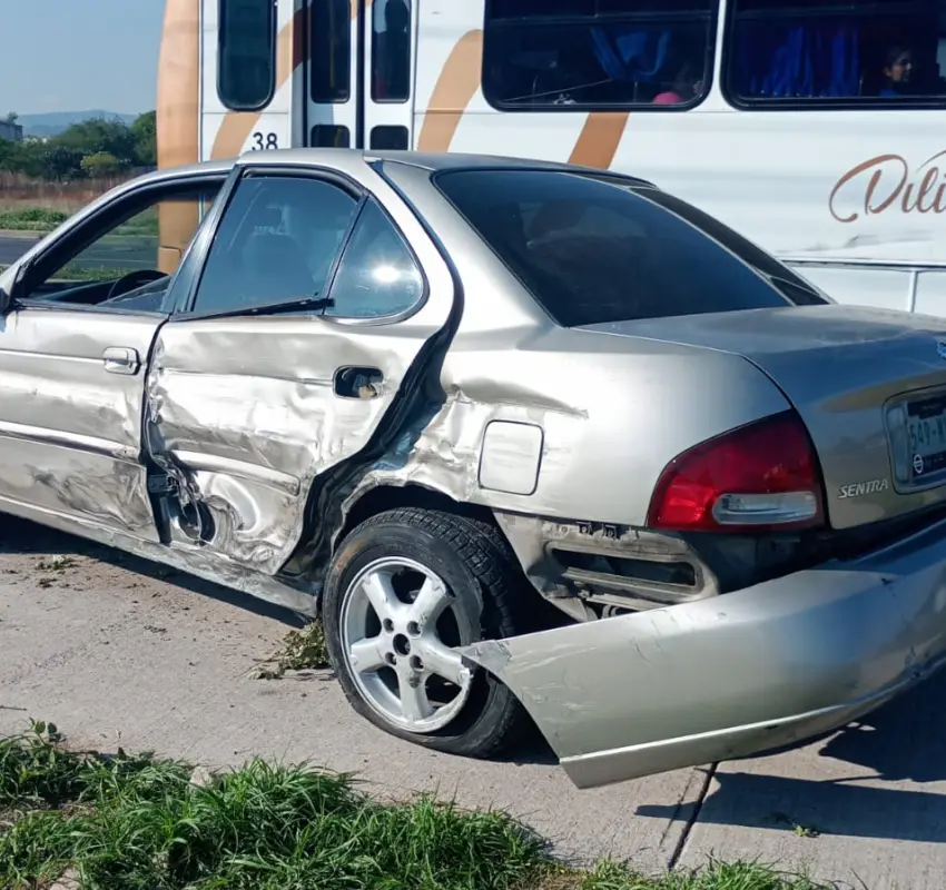 Cae de su moto al pasar por una alcantarilla