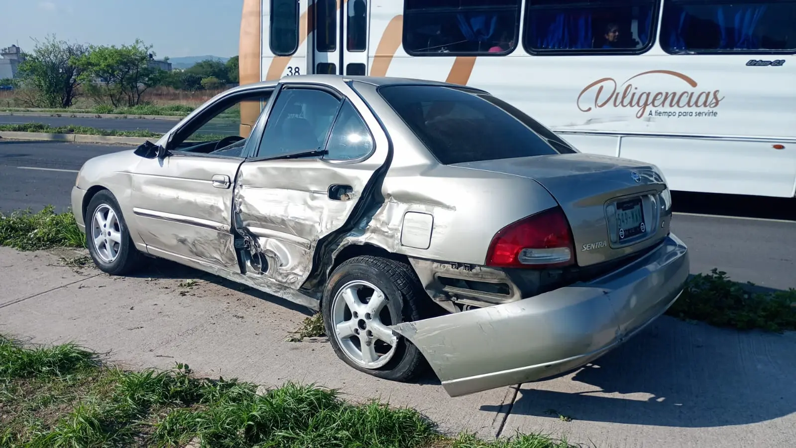 Cae de su moto al pasar por una alcantarilla   Noticias de Querétaro