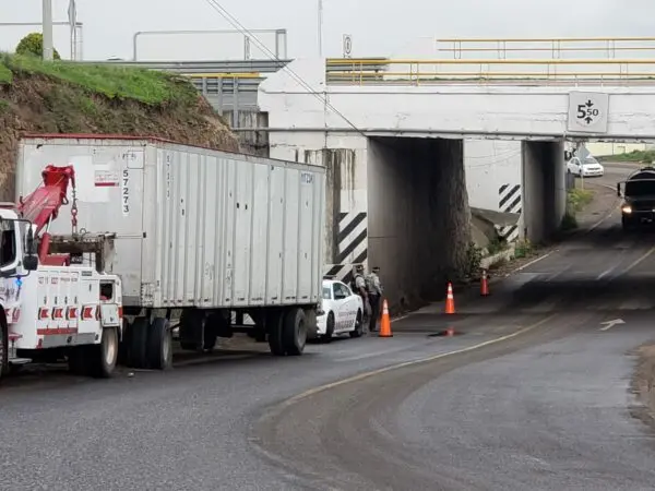 Caja seca de tracto se desprende de su base y cae al pavimento