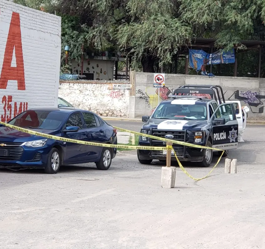 Camioneta impacta a dos automóviles
