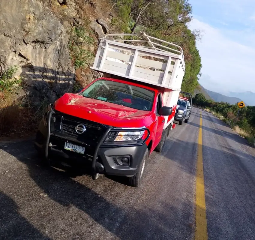 Choca su camioneta contra el cerro