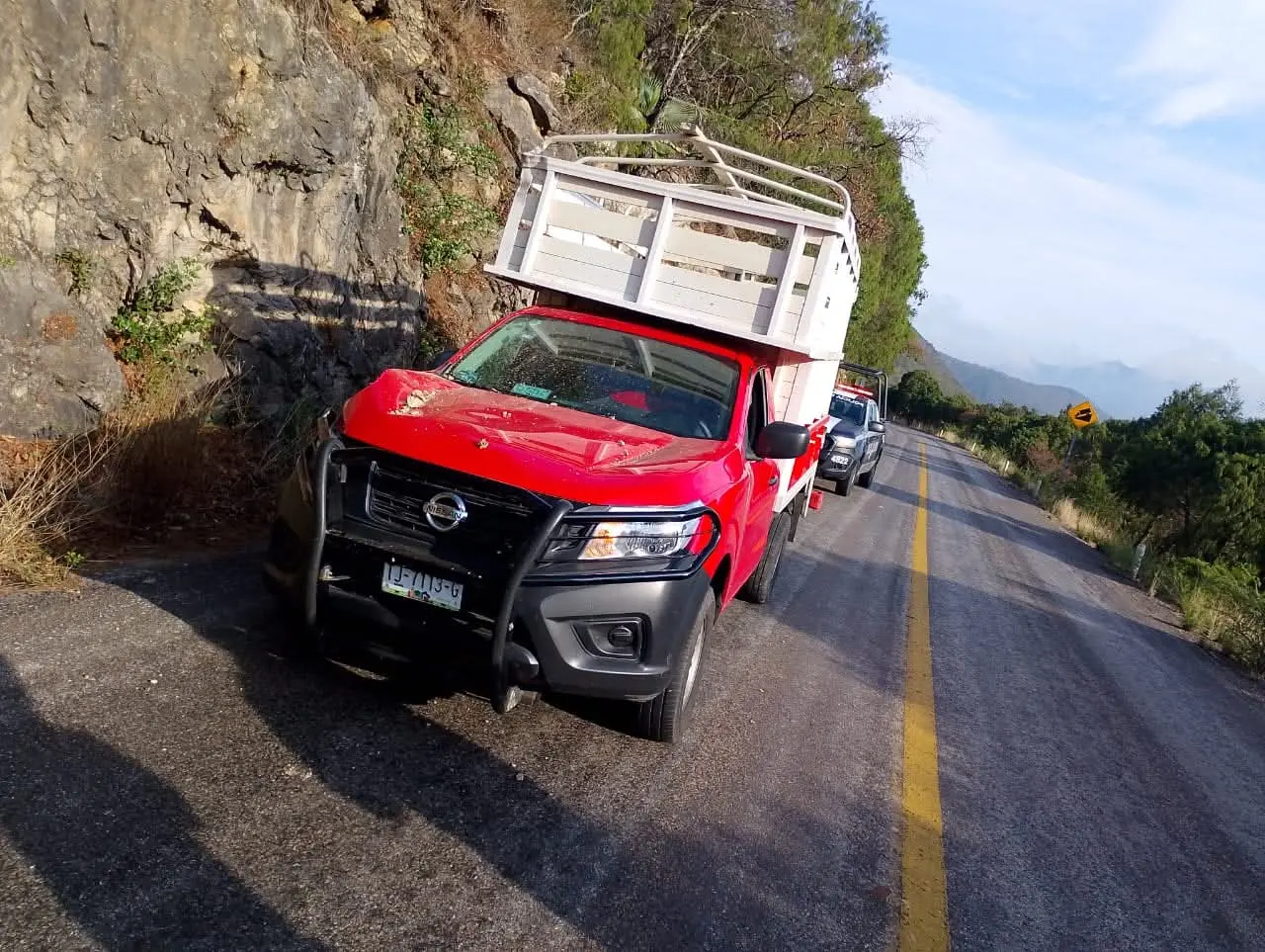 Choca su camioneta contra el cerro   Noticias de Querétaro