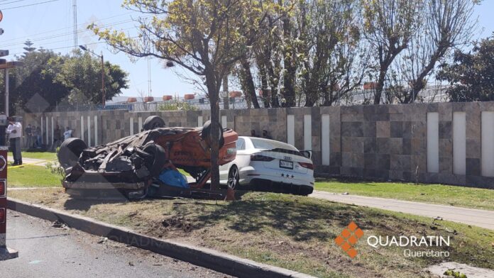 Aparatosa choque entre automóvil y taxi en SJR; 2 muertos