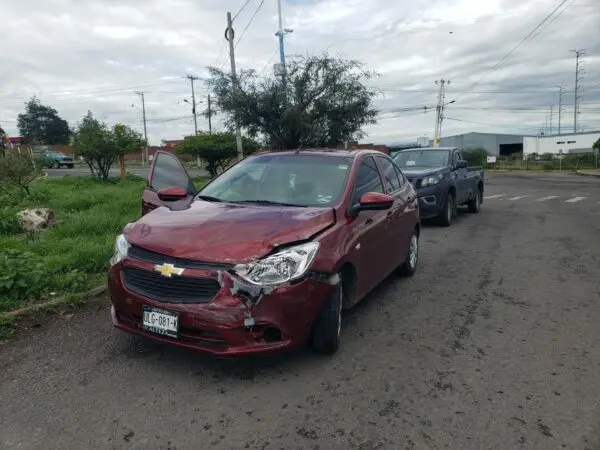 Choque entre auto y camioneta dejó solo daños; ocurrió en prolongación México, en San Juan