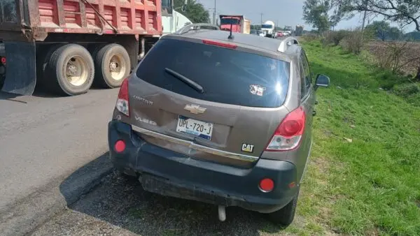 Choque entre camionetas en la federal 120