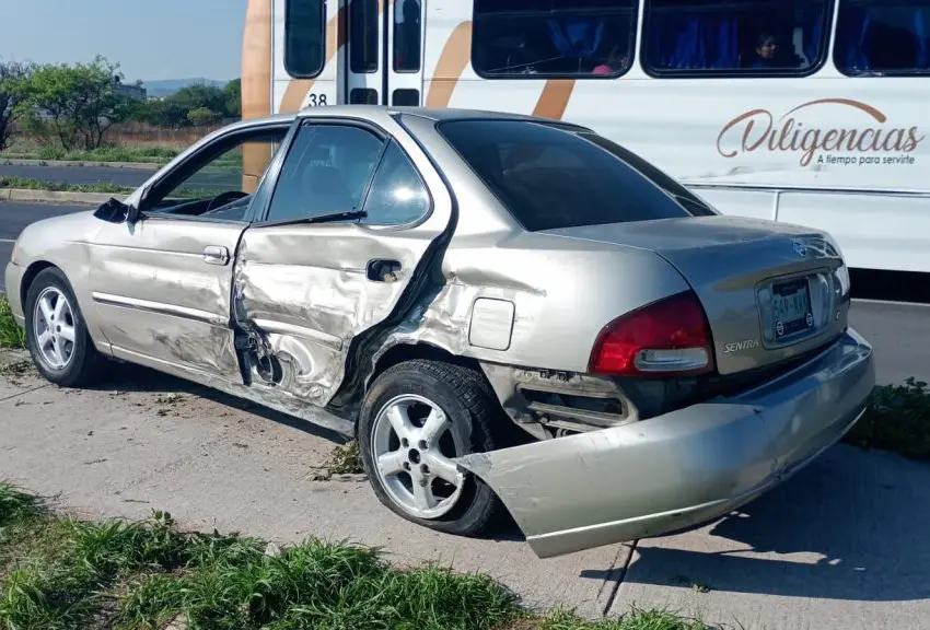Conductor se queda dormido al volante y choca contra automóvil en San Juan del Río