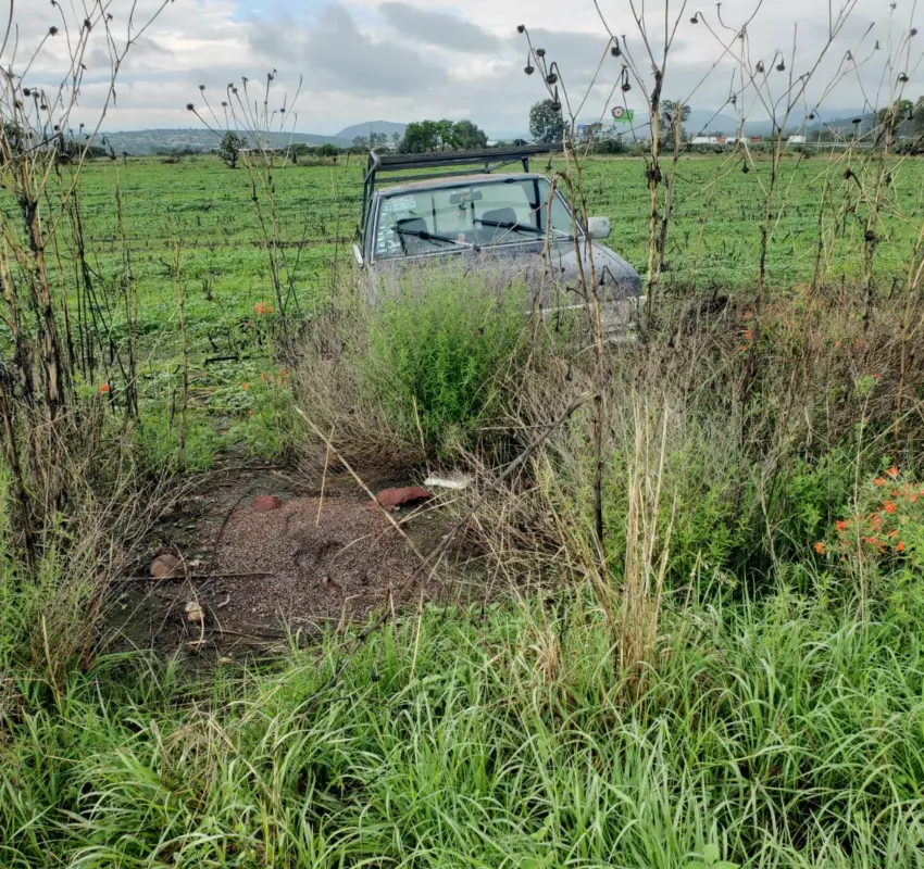 Delincuentes atascan camioneta robada, la abandonan, pero vuelven por ella