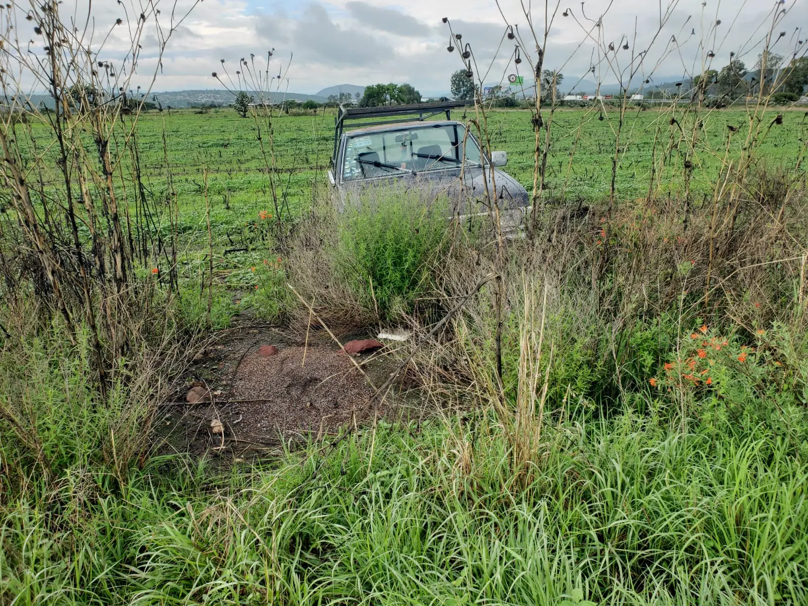 Delincuentes atascan camioneta robada la abandonan pero vuelven