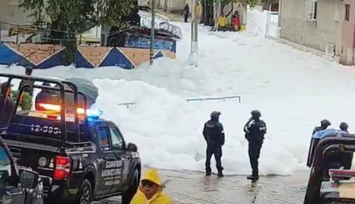Se desborda presa Los Cuartos en Naucalpan; espuma residual cubre ...