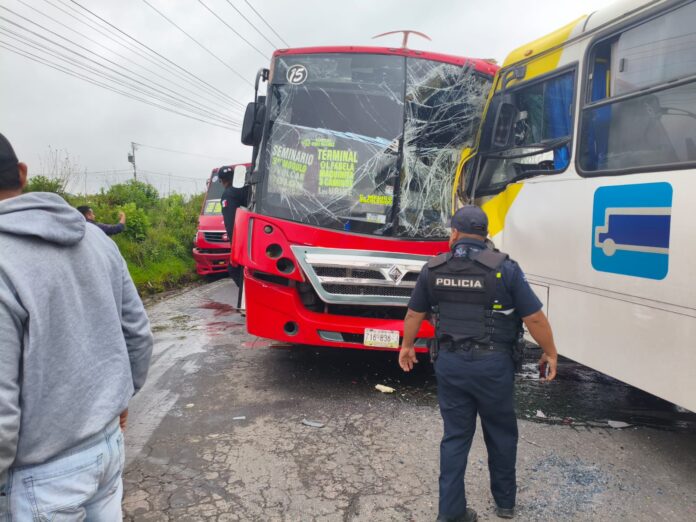 Diez lesionados en choque de autobuses en Toluca - Primero Editores