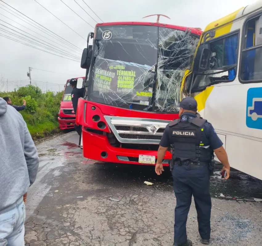 Diez lesionados en choque de autobuses en Toluca