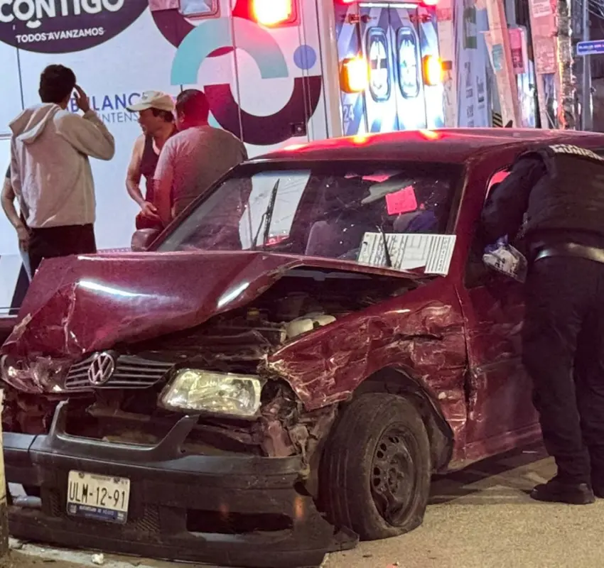 Ebrio choca tras pasarse el “alto” en Paseo Querétaro