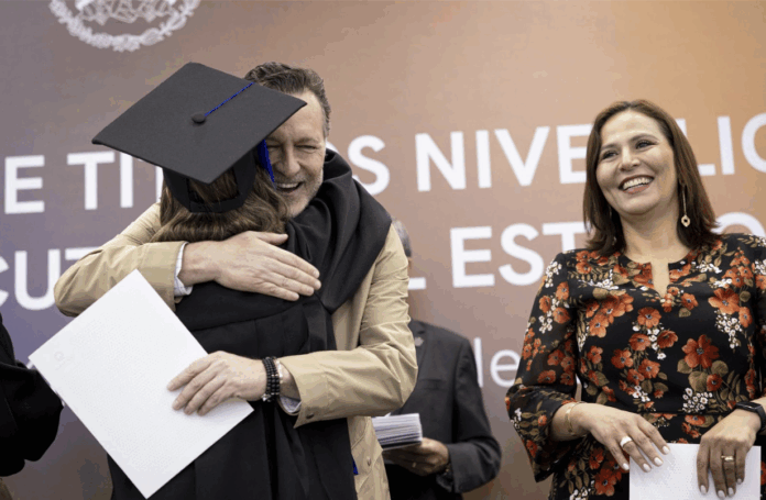 Encabeza MKG la titulación de trabajadores del Poder Ejecutivo del ...
