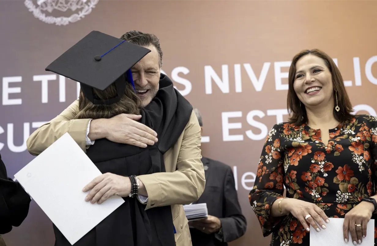 Encabeza MKG la titulación de trabajadores del Poder Ejecutivo del