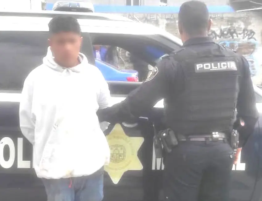 Evitan su huida y lo entregan a la policía
