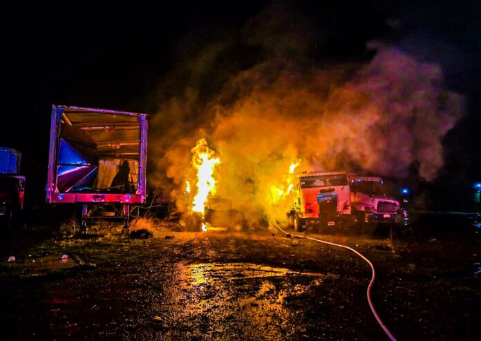 Incendio consume un tráiler en corralón - Noticias de Querétaro