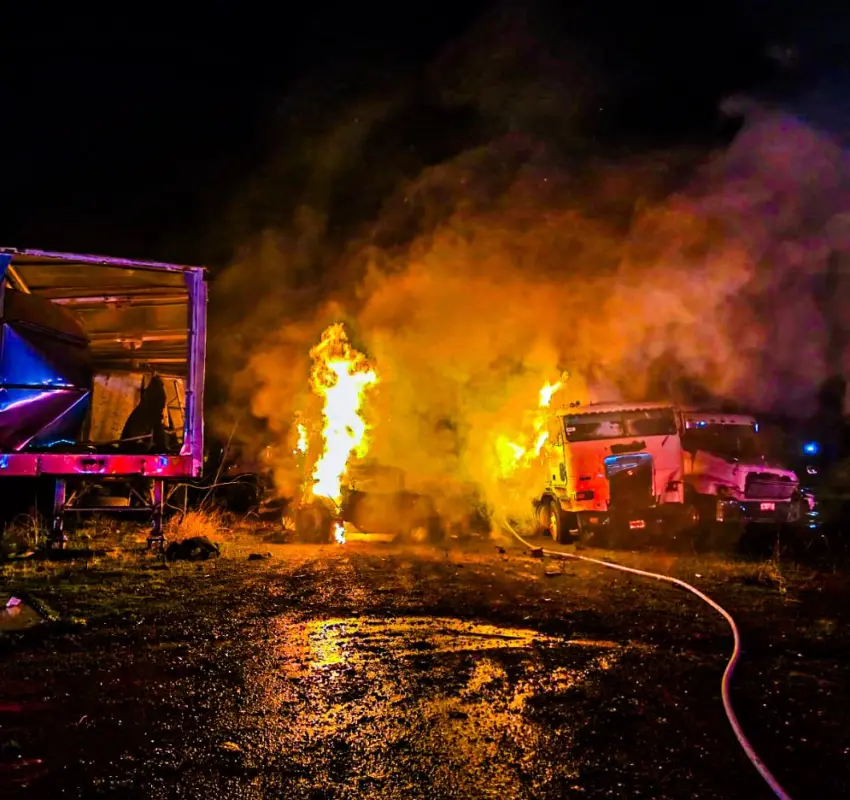 Incendio consume un tráiler en corralón