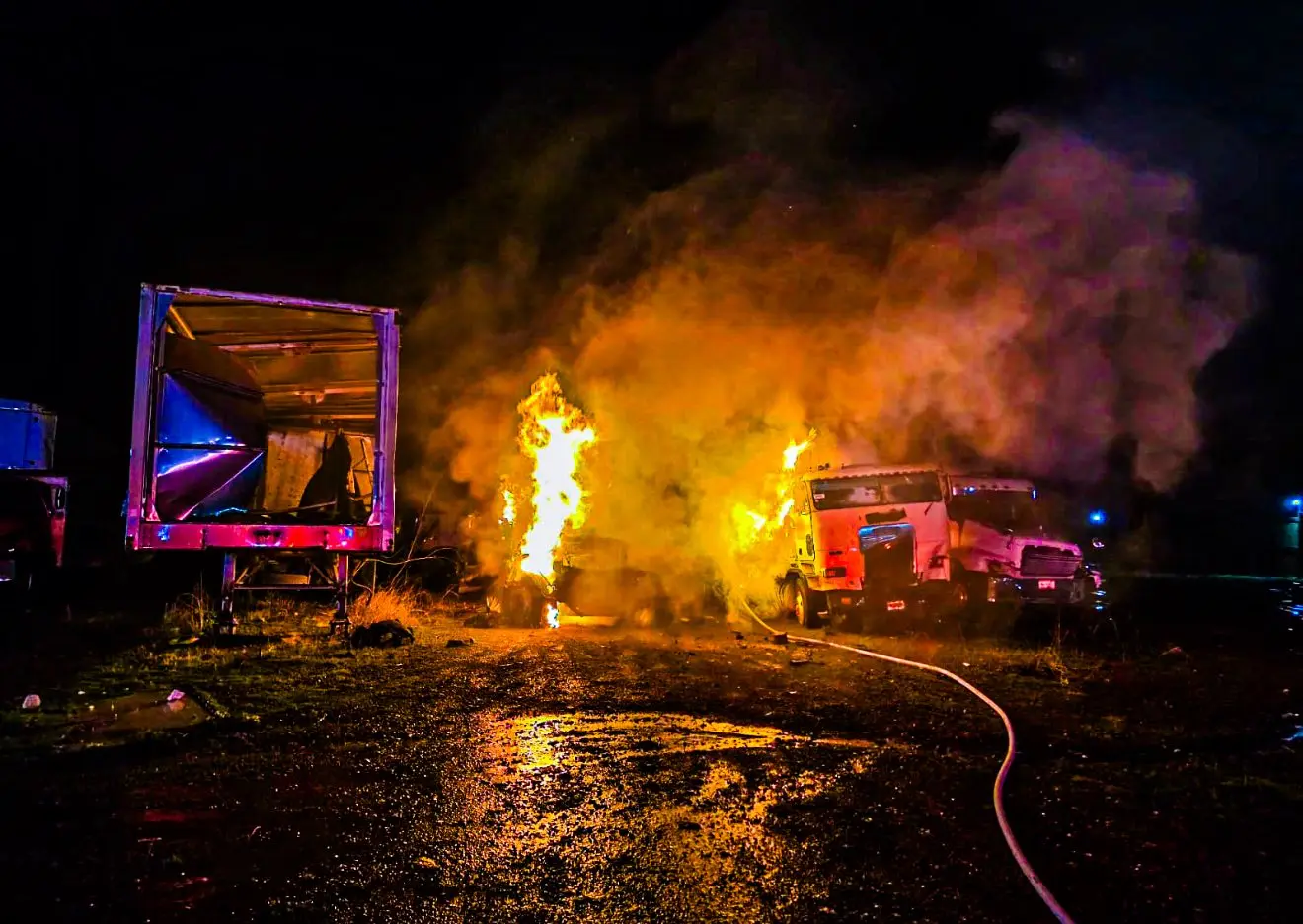 Incendio consume un tráiler en corralón   Noticias de Querétaro