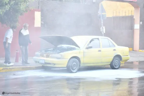 Intervienen de forma oportuna y evitan fuego en auto
