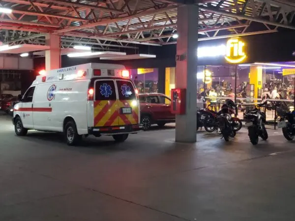 Movilización de paramédicos por mujer desmayada en gimnasio
