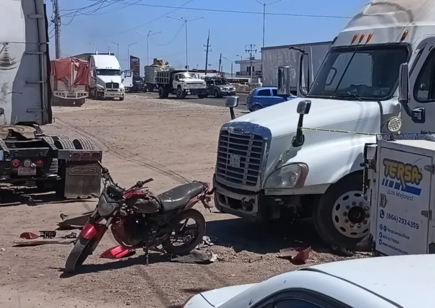 Muere al ser embestido por un tráiler