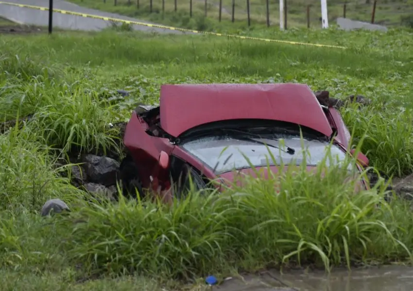 Muere automovilista tras caer en dren sobre el anillo vial FJS