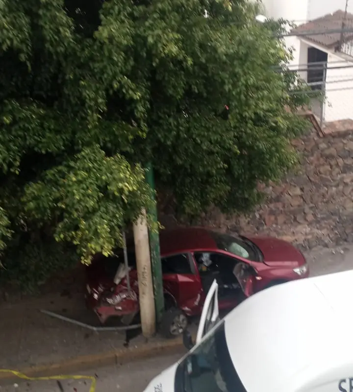 Muere pasajera tras fuerte colisión protagonizada por automovilista ebrio