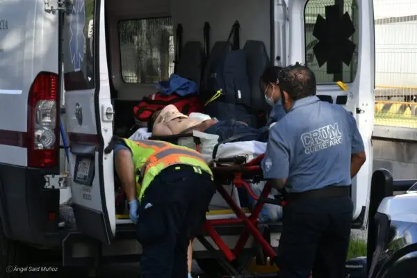 Paramédicos auxiliaron a hombre desvanecido en vía pública